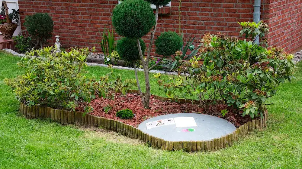 Erdgedeckte Tanklösung mit dezenter Optik und optimaler Nutzung der Gartenfläche.