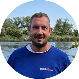 Christian Pape vor einem See im Sommer