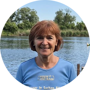 Gabriele Manteufel vor einem See im Sommer