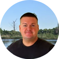 Kevin Manteufel vor einem See im Sommer