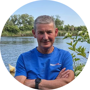 Maik Hempel vor einem See im Sommer