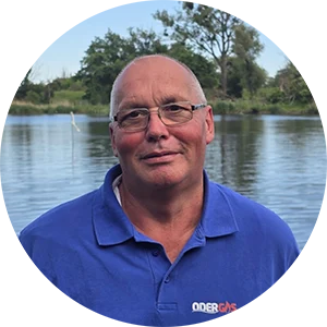 Mario Bühring vor einem See im Sommer