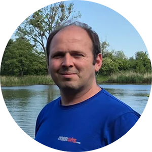 Oliver Manteufel vor einem See im Sommer