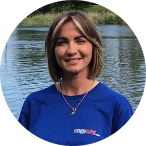 Tina Granzow-Moldenhauer vor einem See im Sommer